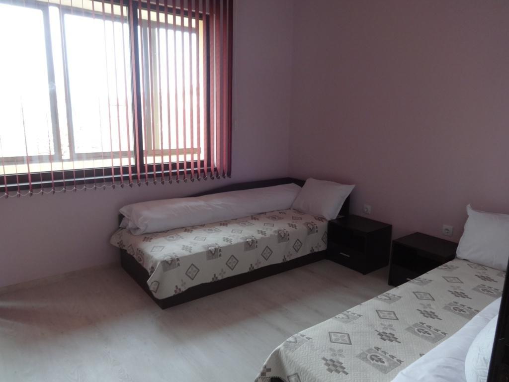 Guest House Karaulanov Elhovo  Buitenkant foto
