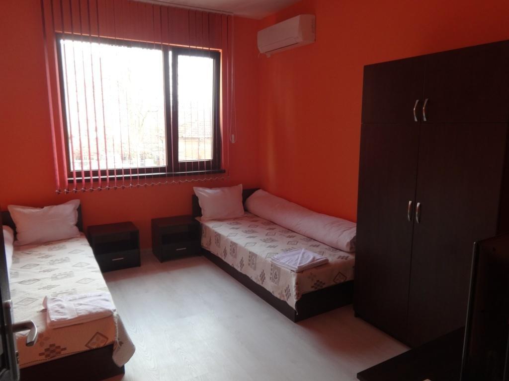 Guest House Karaulanov Elhovo  Buitenkant foto