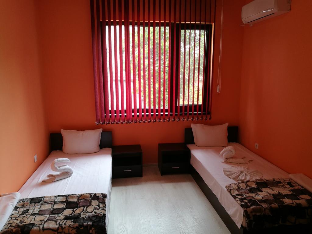 Guest House Karaulanov Elhovo  Buitenkant foto