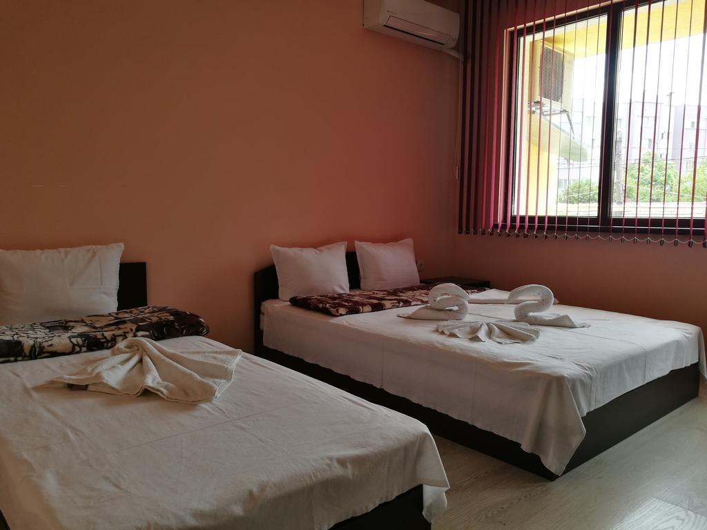 Guest House Karaulanov Elhovo  Buitenkant foto