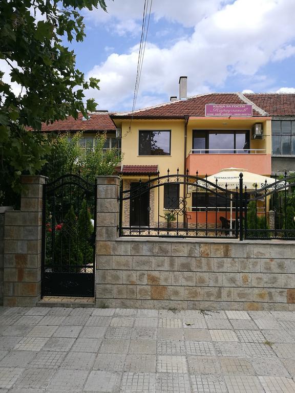 Guest House Karaulanov Elhovo  Buitenkant foto